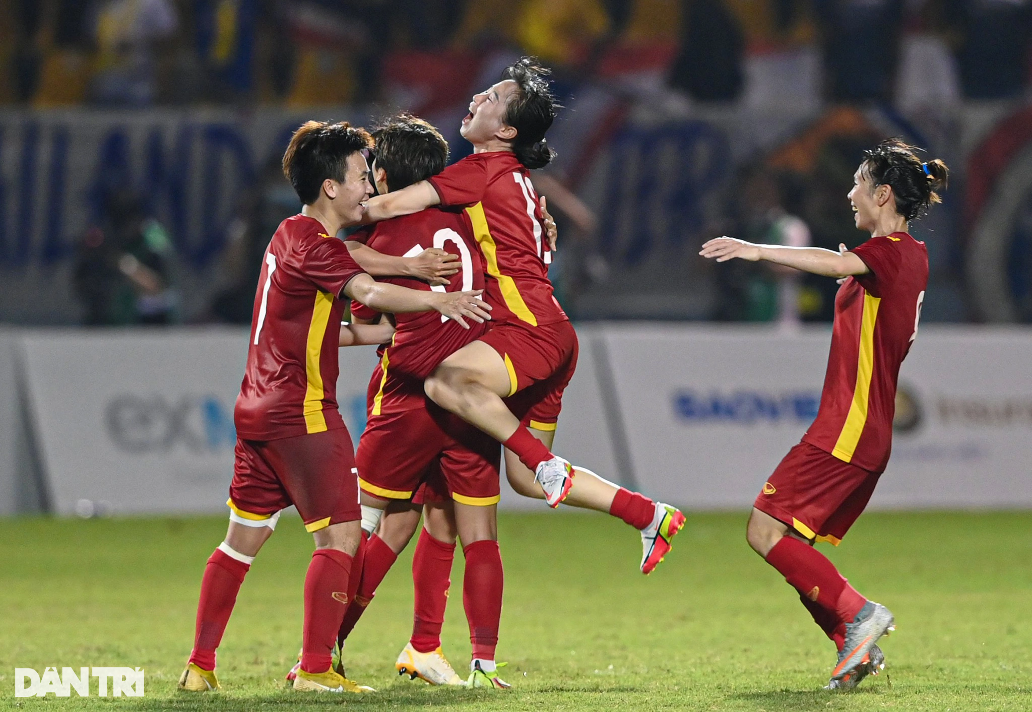 Khoảnh khắc ăn mừng bùng nổ của tuyển nữ Việt Nam sau khi vô địch SEA Games - 7 Khoảnh khắc ăn mừng bùng nổ của tuyển nữ Việt Nam sau khi vô địch SEA Games - 7
