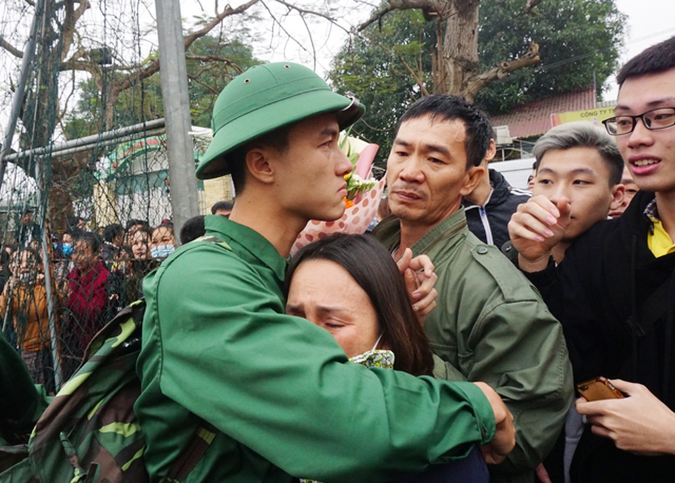 Năm xưa tiễn chồng tiễn con, nay tiễn cháu lên đường nhập ngũ - 4 Năm xưa tiễn chồng tiễn con, nay tiễn cháu lên đường nhập ngũ - 4