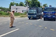 Ô tô nối đuôi nhau chờ qua chốt kiểm dịch ở cửa ngõ Đà Nẵng