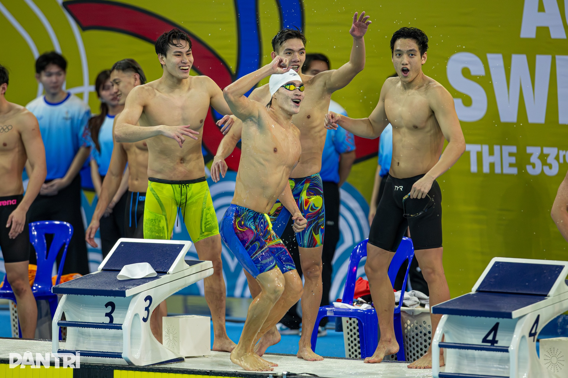 นักว่ายน้ำชาวเวียดนามระเบิดความดีใจหลังจากคว้าเหรียญทองซีเกมส์ได้ 3 สมัยติดต่อกัน - 2 Kình ngư Việt Nam bùng nổ cảm xúc khi lập hat-trick HCV SEA Games - 2