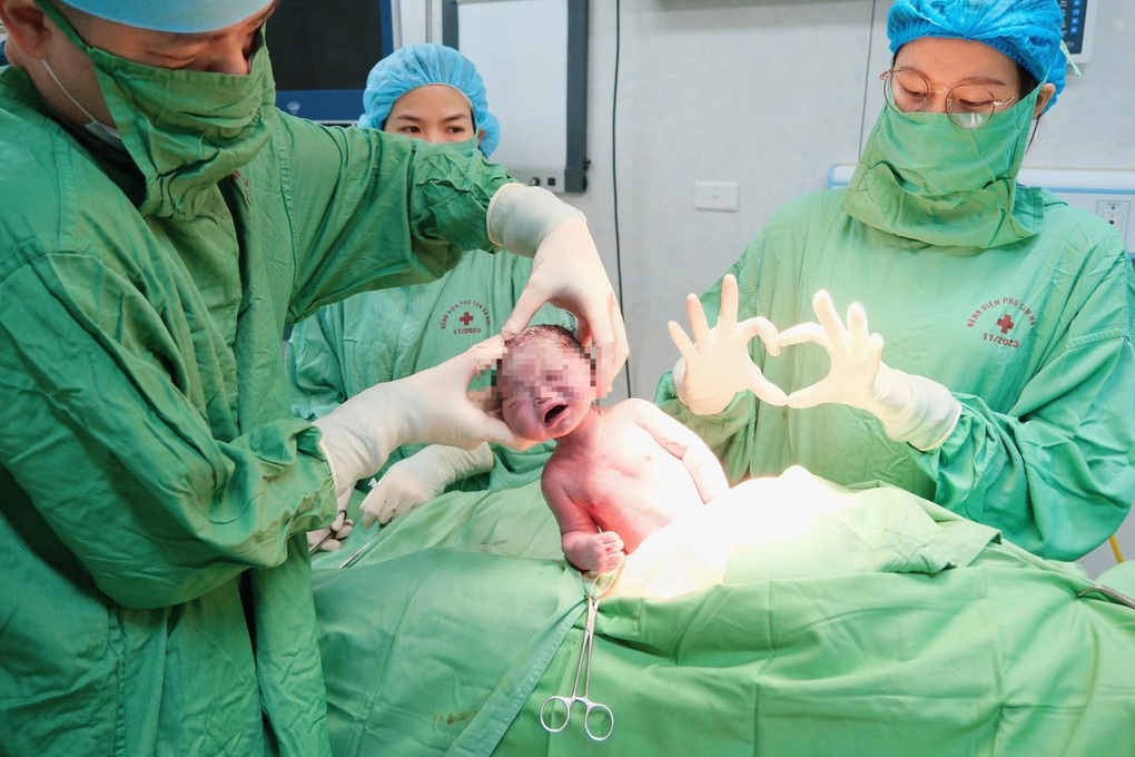 Hà Nội: Bé gái chào đời, tay cầm vòng tránh thai của mẹ - 1 Hà Nội: Bé gái chào đời, tay cầm vòng tránh thai của mẹ - 1