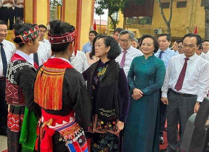 Bà Trương Thị Mai cùng các đại biểu chung vui cùng thầy trò Trường Phổ thông dân tộc nội trú THCS huyện Văn Yên trong ngày khai giảng.
