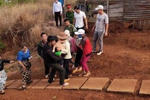 Giải cứu hai cháu bé bị bố mẹ tâm thần nhốt nhiều ngày liền