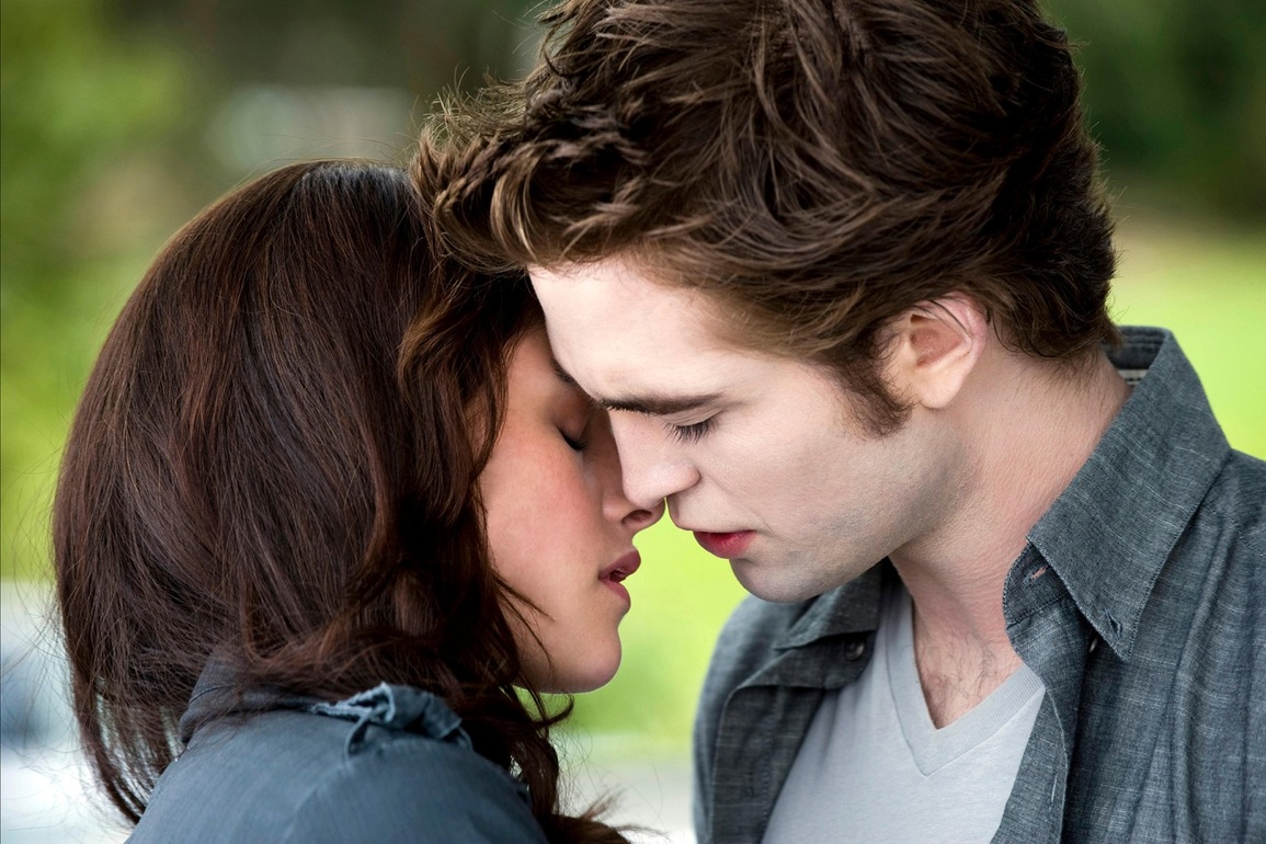 Illegal kiss in Twilight made filmmakers nervous - 1