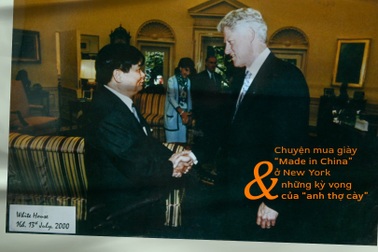 Chuyện mua giày "Made in China" ở New York và kỳ vọng của "anh thợ cày"