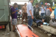 Xe "biển xanh" cán người rồi bỏ chạy bị người dân chặn bắt