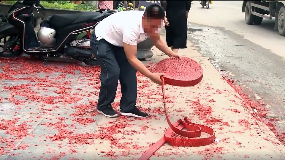 Vụ đốt pháo “đỏ đường” ở Hà Nội: Triệu tập một số người - 1 Vụ đốt pháo “đỏ đường” ở Hà Nội: Triệu tập một số người - 1