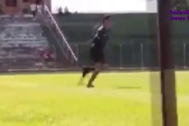 Trọng tài rút súng trả thù việc bị cầu thủ đấm