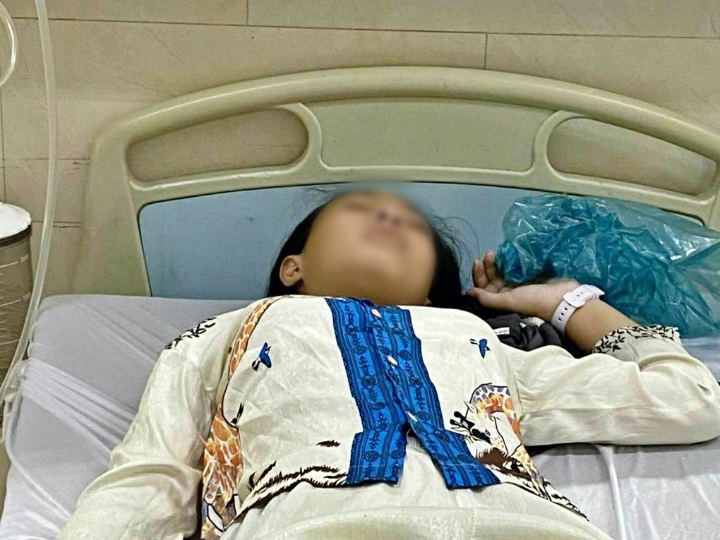 طالبة تعرضت للضرب من قبل أصدقائها مما أدى إلى إصابتها بالعمى والصمم: فقط لأنها انتخبت زعيمة للمجموعة؟ - 1 Nữ sinh bị bạn đánh mờ mắt, lãng tai: Chỉ vì được bầu làm tổ trưởng? - 1