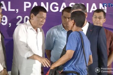 Tổng thống Philippines tiễn 5 ngư dân Việt Nam bị bắt về nước