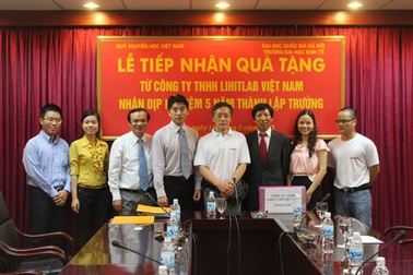 Hỗ trợ văn phòng phẩm đến Trường đại học Kinh tế- ĐHQG Hà Nội