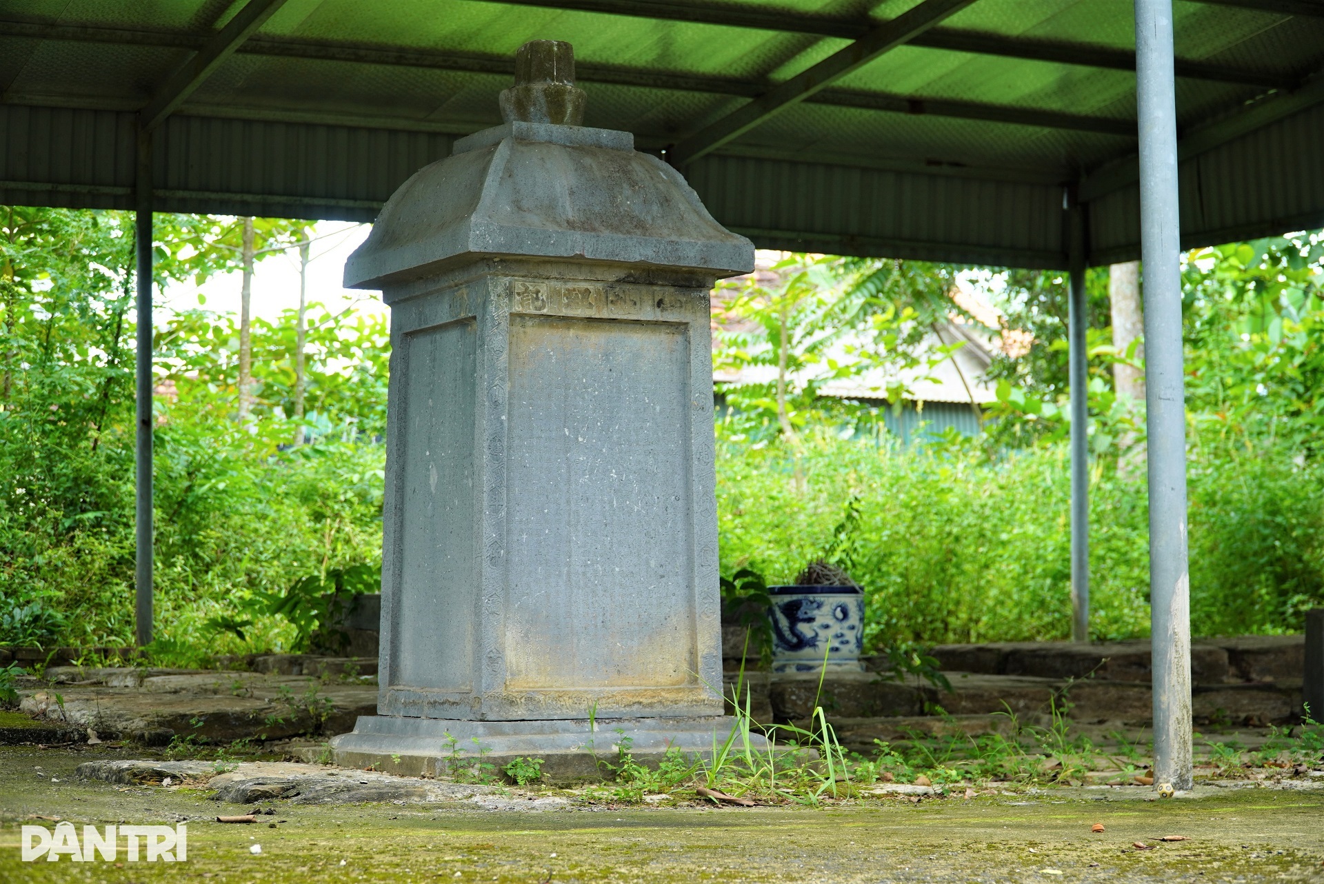Cảnh tượng khó tin về nơi lưu giữ tấm bia bảo vật quốc gia hơn 300 năm tuổi - 2 Cảnh tượng khó tin về nơi lưu giữ tấm bia bảo vật quốc gia hơn 300 năm tuổi - 2