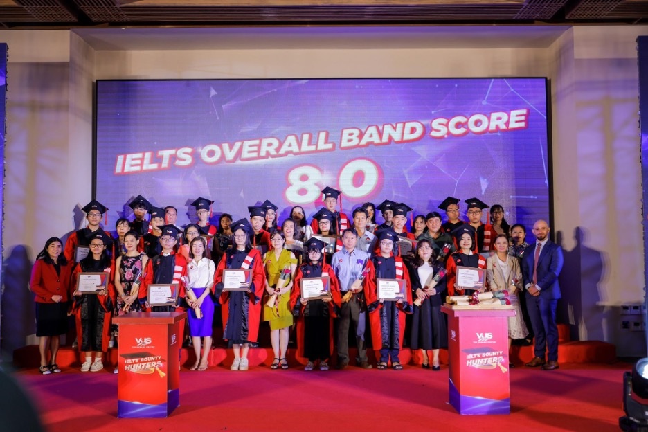 VUS har 1 893 studenter som erhöll internationella engelskcertifikat i början av 2024-2022. VUS có 1.893 học viên đạt chứng chỉ tiếng Anh quốc tế trong đầu năm 2024 - 2