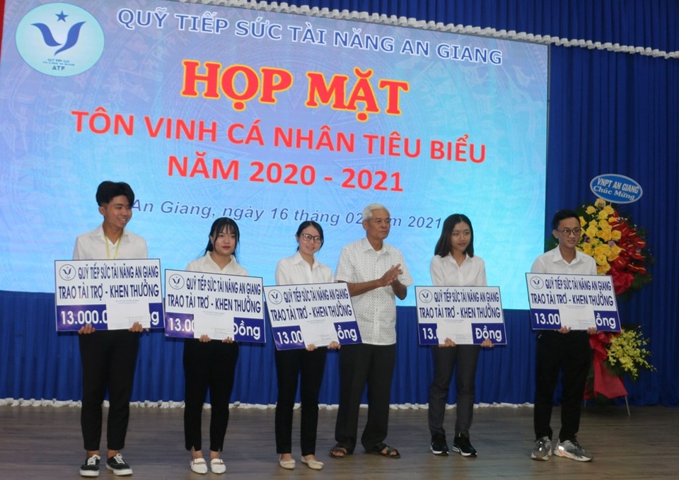 Khen thưởng 66 tập thể, cá nhân xuất sắc trong học tập, nghiên cứu - 1 Khen thưởng 66 tập thể, cá nhân xuất sắc trong học tập, nghiên cứu - 1