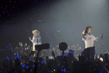 Hai thành viên Super Junior đội nón lá, nói "anh yêu em" với khán giả Việt