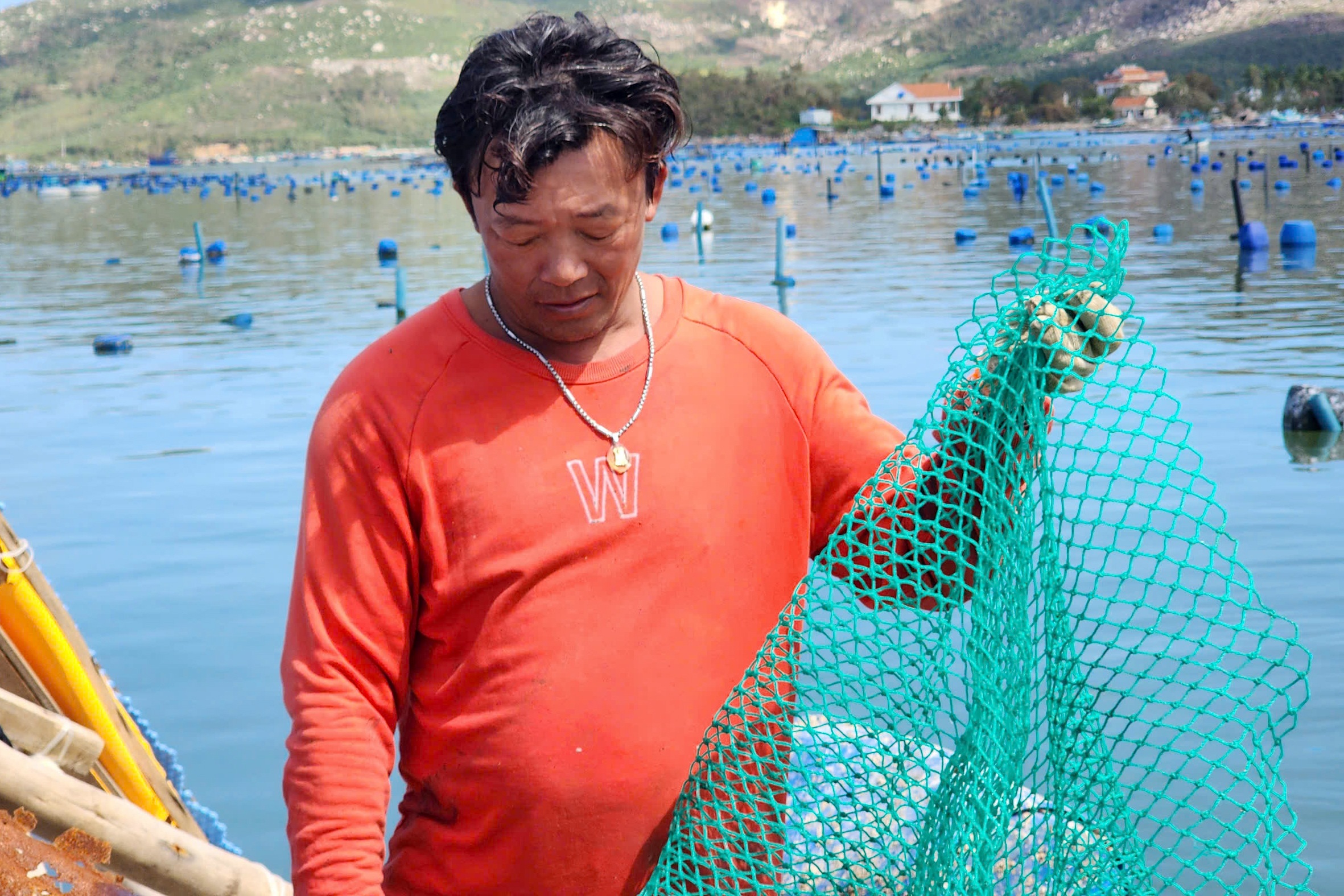 Bão Kalmaegi đưa nhiều người dân thủ phủ tôm hùm trở về tay trắng - 4