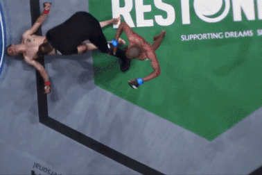 Tung cước đạp “nhanh như điện”, võ sĩ MMA khiến đối thủ lật hàm