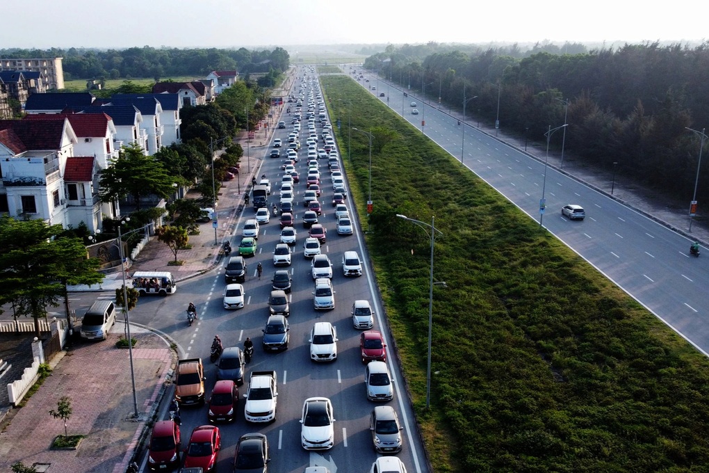 Ô tô nhích từng mét, biển Cửa Lò đông nghịt ngày đầu nghỉ lễ - 1 Ô tô nhích từng mét, biển Cửa Lò đông nghịt ngày đầu nghỉ lễ - 1