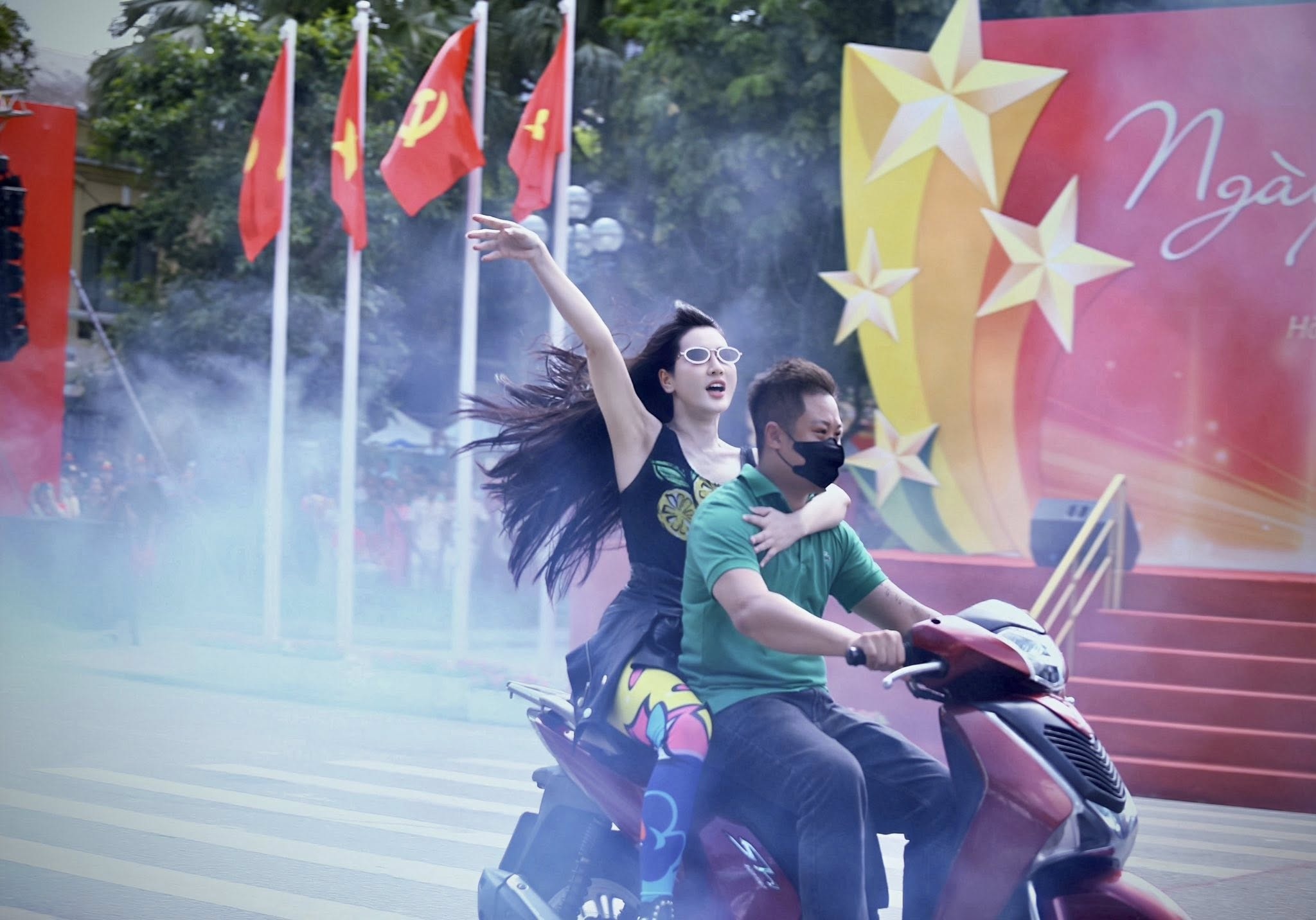 នាយចឺម សម្តែងជាតួស្រី ពីផ្លូវបឹង Hoan Kiem ដ៏ច្របូកច្របល់ ក្នុងរឿង អូដាយ - 1 Thiếu tá vào vai girl phố náo loạn Hồ Gươm thướt tha trong tà áo dài - 1