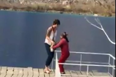 Chụp ảnh tại “Tuyệt tình cốc”, khách Tây bị hăm dọa đòi tiền thu phí?