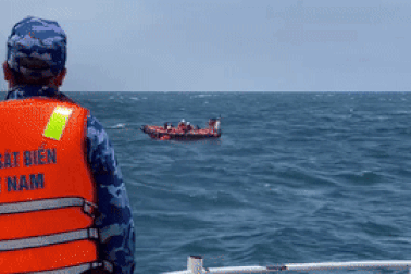 Toàn cảnh 15 giờ chạy đua với thời gian cứu 11 thuyền viên vụ chìm tàu