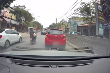 Kiểu sử dụng xi-nhan ô tô độc lạ của một nữ tài xế