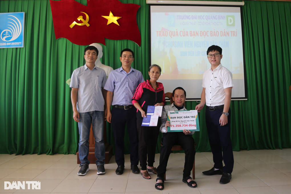 Hơn 70 triệu đồng đến với nam sinh viên bị não úng thủy, liệt chân - 3 Hơn 70 triệu đồng đến với nam sinh viên bị não úng thủy, liệt chân - 3