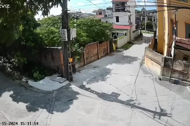 Phóng xe máy điện tốc độ cao, cậu bé tông sập tường rào nhà ven đường