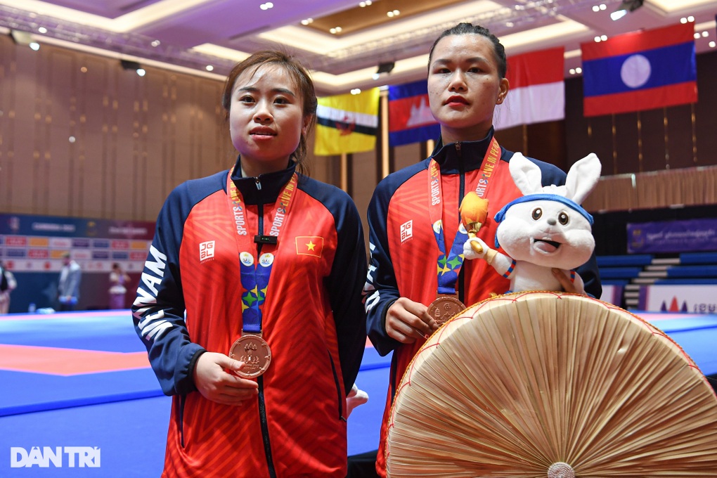 Nón quai thao, khăn mỏ quạ xuất hiện trong phần thi võ thuật SEA Games 32 - 5 Nón quai thao, khăn mỏ quạ xuất hiện trong phần thi võ thuật SEA Games 32 - 5
