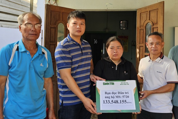 Bạn đọc Dân trí giúp người mẹ nghèo hơn 180 triệu đồng để nuôi 2 con ăn học