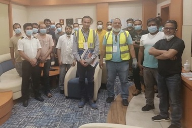 Hình ảnh đầu tiên của thủy thủ đoàn mắc kẹt trên siêu tàu chắn kênh Suez