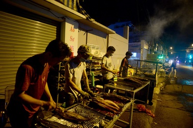 Phố cá lóc nướng hoạt động thâu đêm ngày vía Thần Tài