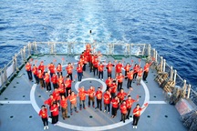 Kiều bào xúc động khi lên chuyến tàu "Đại đoàn kết" thăm Trường Sa