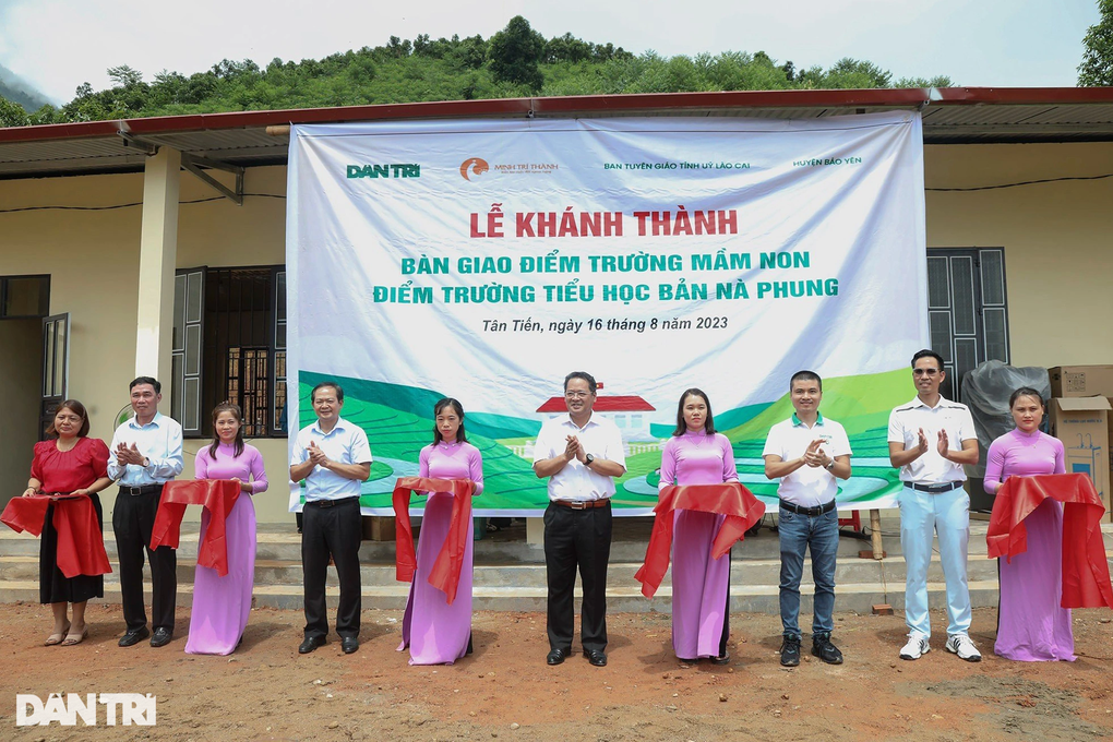 Khánh thành điểm trường Dân trí, chắp cánh ước mơ học sinh bản Nà Phung - 1 Khánh thành điểm trường Dân trí, chắp cánh ước mơ học sinh bản Nà Phung - 1