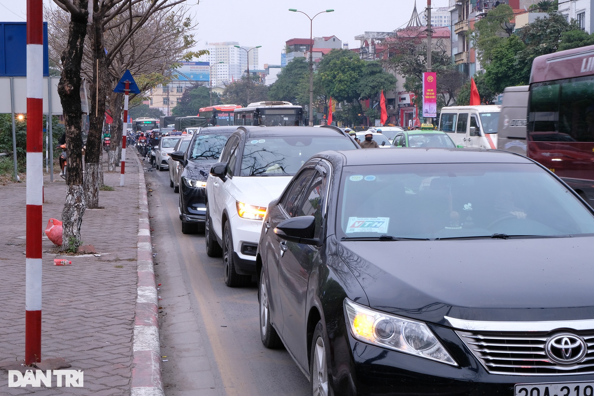 Người dân đổ xô về quê nghỉ Tết, đường vành đai 3 Hà Nội ùn tắc kéo dài - 9 Người dân đổ xô về quê nghỉ Tết, đường vành đai 3 Hà Nội ùn tắc kéo dài - 9