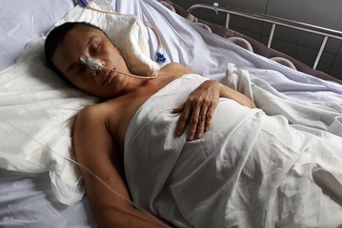 Bố mất, mẹ bị xuất huyết não, bé lớp 7 mờ mịt tương lai