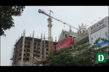 Cần cẩu treo lơ lửng ở Vinh.