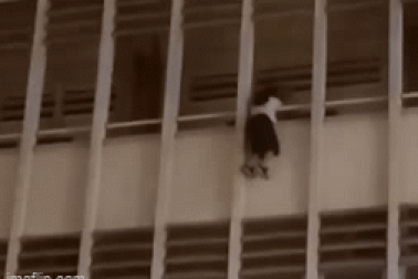 Nghẹt thở giải cứu nữ sinh lơ lửng bên ngoài lan can tầng 3 trường học