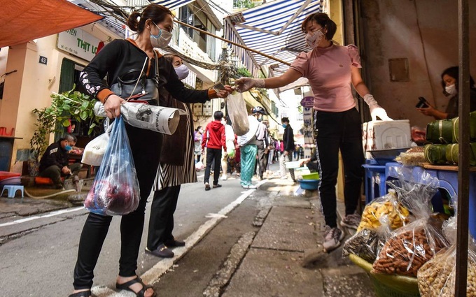 Hà Nội: Người dân đi chợ phải đứng cách xa nhau, ai lại gần không bán