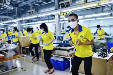 Tăng lương, công nhân đỡ lo "vay nóng", nhịn ăn sáng triền miên