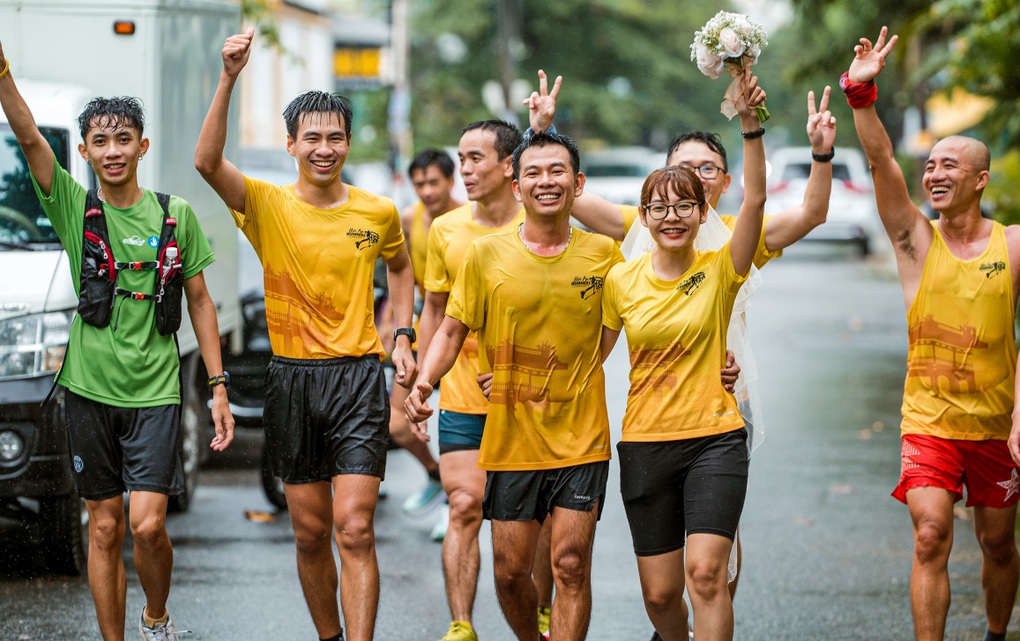 Chàng trai chạy bộ 30km từ Hội An ra Đà Nẵng để cầu hôn bạn gái - 5 Chàng trai chạy bộ 30km từ Hội An ra Đà Nẵng để cầu hôn bạn gái - 5