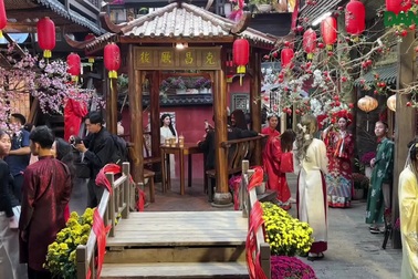 Giới trẻ lấy số thứ tự xếp hàng để vào quán cà phê cổ trang