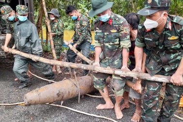 Nạo vét kênh phát hiện quả bom nặng hơn 200 kg
