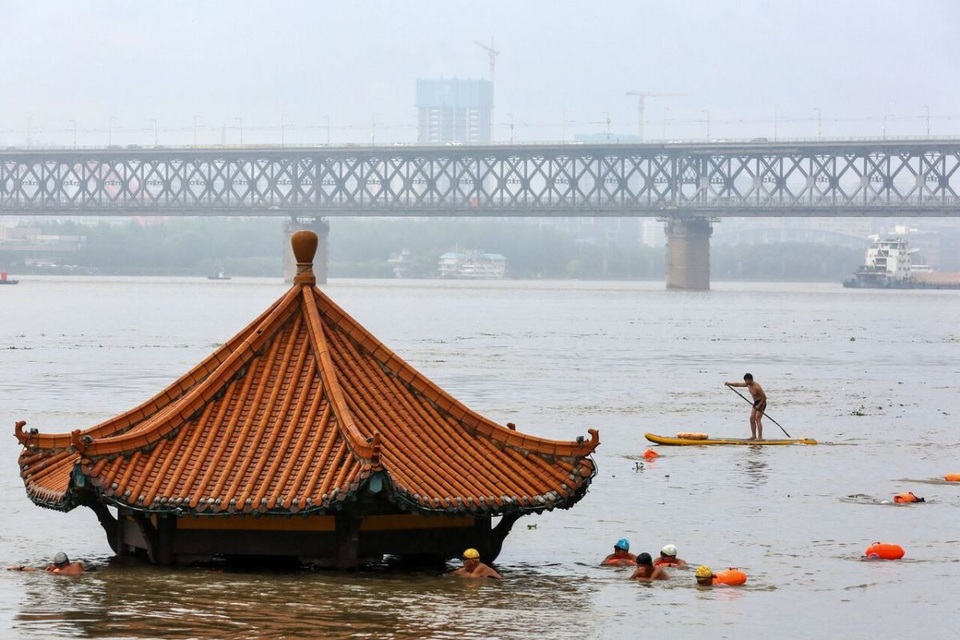 Trung Quốc chật vật ứng phó lũ lụt tồi tệ nhất trong hơn 30 năm - 9 Trung Quốc chật vật ứng phó lũ lụt tồi tệ nhất trong hơn 30 năm - 9