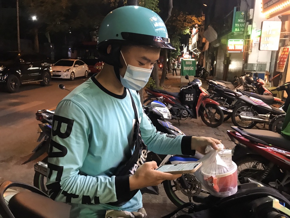 Mùa Euro, đơn nổ liên tục , shipper chạy xuyên đêm giao hàng không nghỉ - 4 Mùa Euro, đơn nổ liên tục , shipper chạy xuyên đêm giao hàng không nghỉ - 4