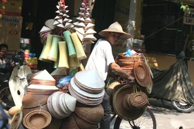 Hàng rong “họp chợ”, doanh nghiệp “làm giá” giữ xe