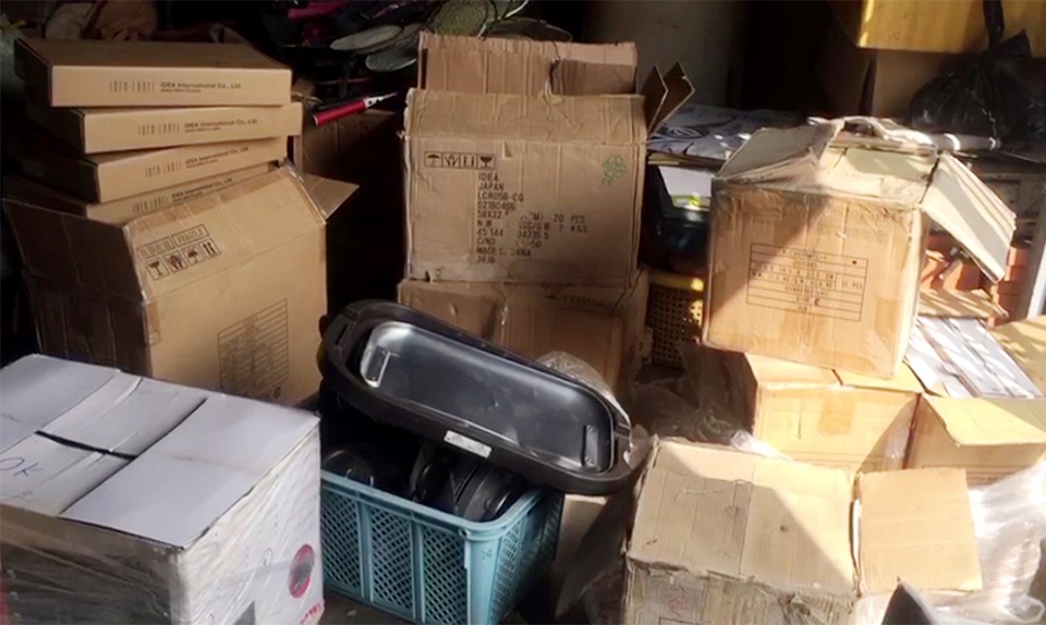 Cận cảnh hơn 1,3 tấn hàng nghi lậu chất đầy nhà thượng tá biên phòng - 5 Cận cảnh hơn 1,3 tấn hàng nghi lậu chất đầy nhà thượng tá biên phòng - 5