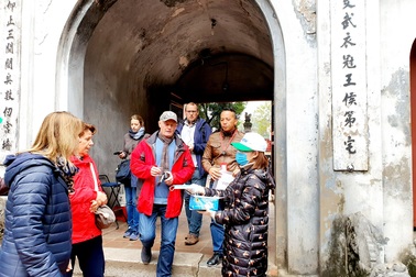 Du khách nước ngoài bất ngờ vì được tặng khẩu trang miễn phí