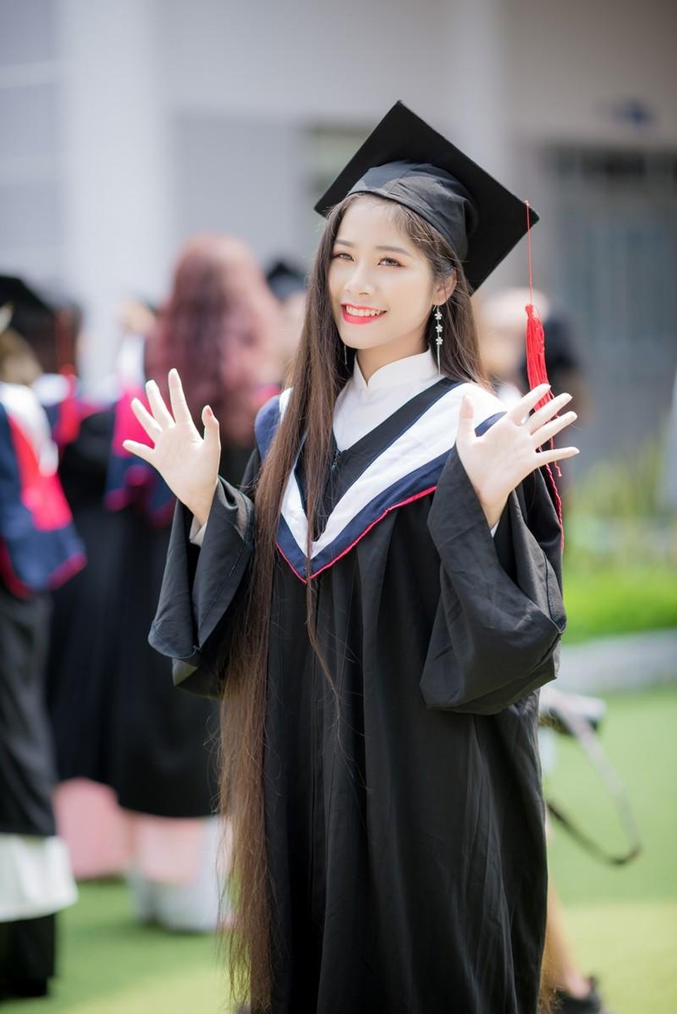 Nữ sinh ĐH Văn hóa nuôi mái tóc dài hơn 1 mét trong suốt 14 năm - 2 Nữ sinh ĐH Văn hóa nuôi mái tóc dài hơn 1 mét trong suốt 14 năm - 2