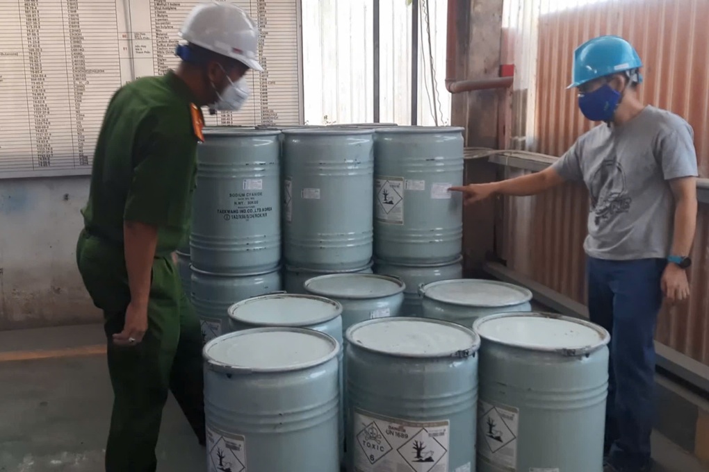 Bắt giam 13 người mua bán chất kịch độc xyanua ở TPHCM - 2 Bắt giam 13 người mua bán chất kịch độc xyanua ở TPHCM - 2
